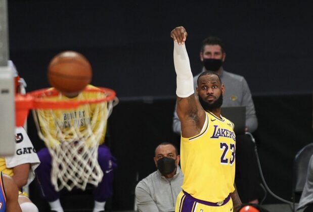 Lebron Consigue Un Triple Doble De Puntos Y Los Lakers Aplastan A