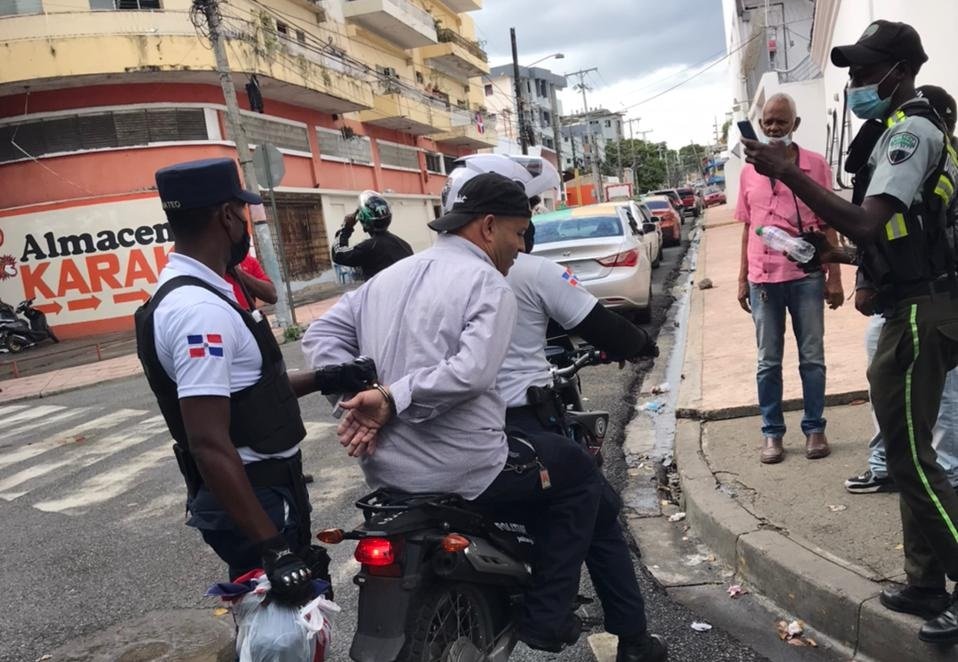 apresan-hombre-robando-las-banderas-del-parque-independencia