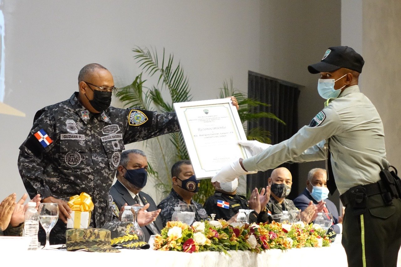 policia-nacional-gradua-nuevos-agentes-para-integrarlos-a-la-digesett