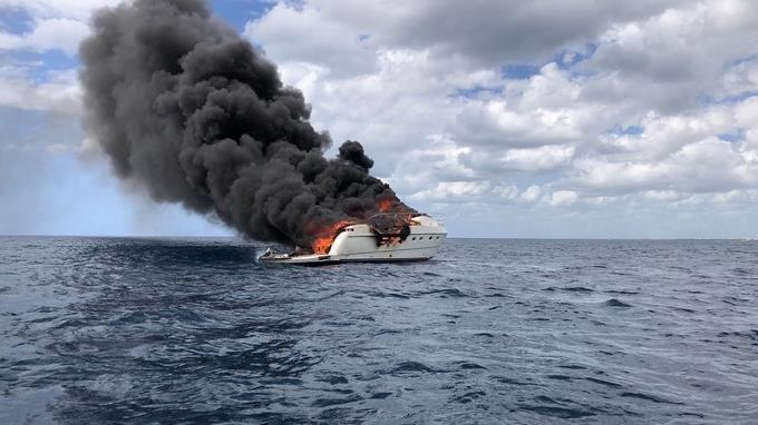 armada-rescata-doce-ocupantes-de-una-embarcacion-panamena-cerca-de-bayahibe