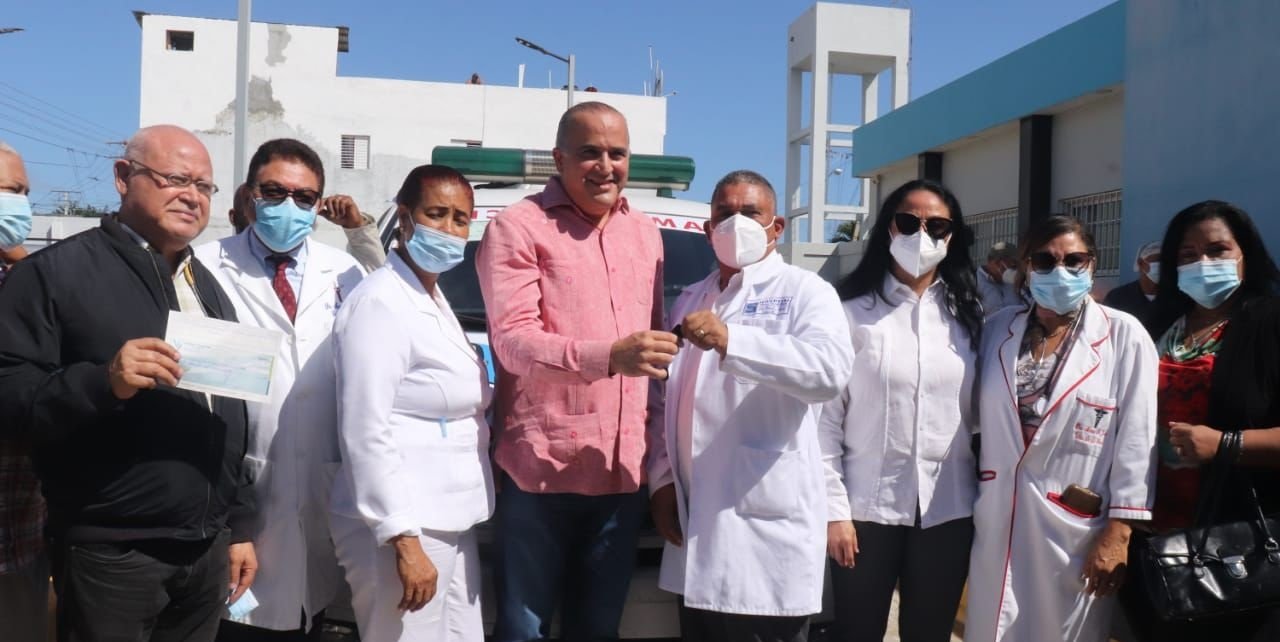 fundacion-alexis-victoria-dona-ambulancia-en-municipio-de-nagua