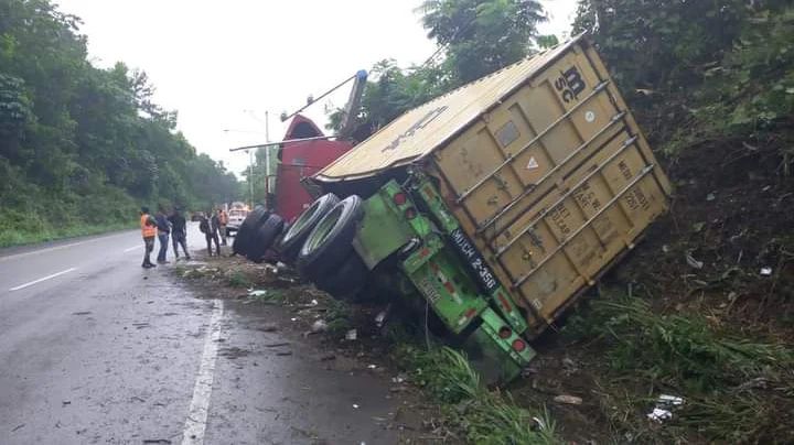 video:-camion-se-vuelca-tras-deslizarse-en-autopista-duarte