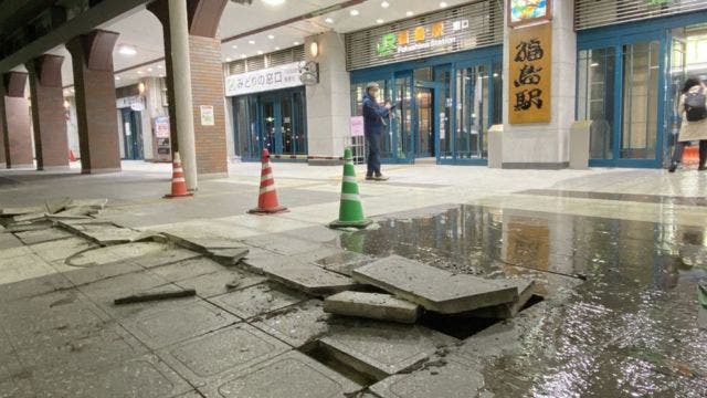 japon-eleva-a-dos-muertos-y-a-92-heridos-por-el-terremoto-de-magnitud-7,4