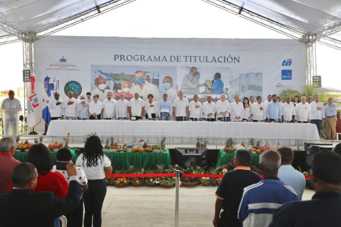 presidente-abinader-entrega-mas-de-600-titulos-de-propiedad-a-familias-pobres-en-boya