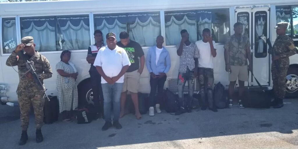 Migración Detiene Un Dominicano Con 6 Haitianos Ilegales A Bordo De Un Camión En Jimaní 3212