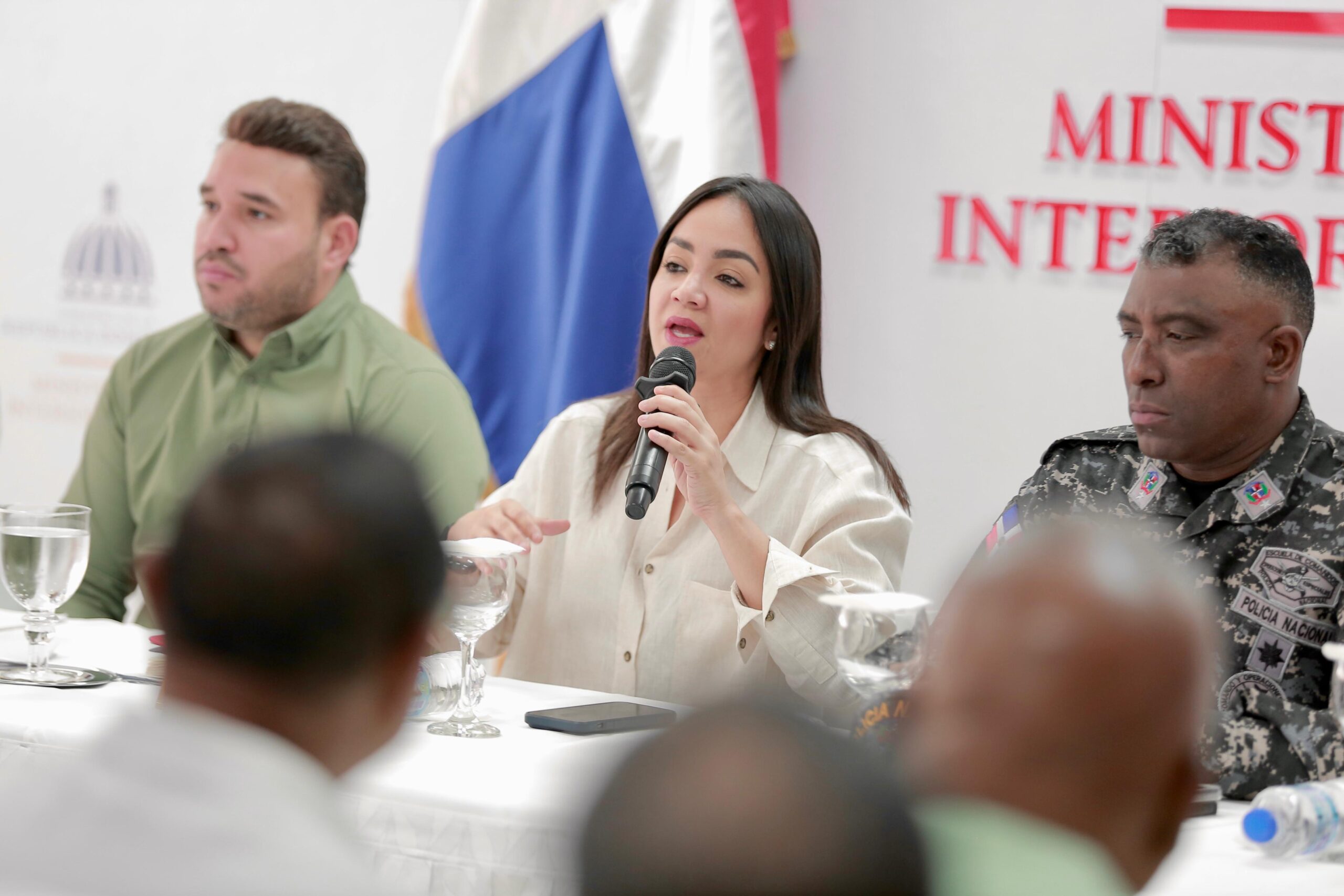 Ministra de Interior y Policía reúne a comerciantes y líderes ...