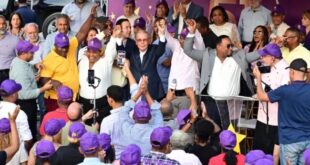 Danilo Medina juramenta miembros del PLD en La Caleta que se habían ido a la Fuerza del Pueblo