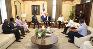 Presidente Abinader recibe una visita de cortesía del canciller y primer secretario del gabinete de Kenia, Musalia Mudavadi, en el Palacio Nacional