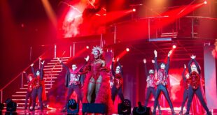 En su décima entrega del espectáculo “Luna de Sangre” rinde homenaje a Lady Gaga con opening “Abracadabra”