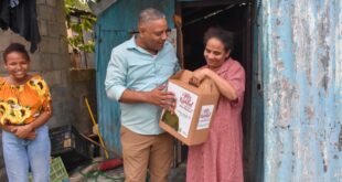 Carlos Gil agasaja familias de SDE en medio de incertidumbre navideña