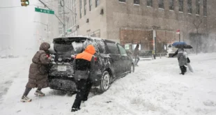 Video: Tormenta invernal cubre de blanco zonas de Nueva York con un promedio de entre 8 y 12 pulgadas de nieve
