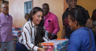 Alcaldesa de SDN entrega kits de habichuelas con dulce a munícipes