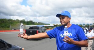 Caasd distribuye botellas de agua en peajes del Gran Santo Domingo por Semana Santa
