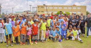 INEFI y la NFL hacen historia: Byron Matos lidera clínica de Flag Football para cientos de estudiantes dominicanos