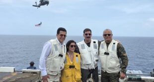 Ministro David Collado y embajadora Leah Campos realizan visita al portaaviones USS Nimitz