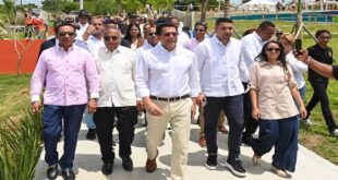 Ministro David Collado supervisa construcción de obra en los Bajos de Haina