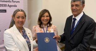El congresista Adriano Espaillat en nombre de la empresaria Elida Almonte entrega proclama de reconocimiento al alcalde Francisco Peña por su trayectoria de servicio público y aportes al desarrollo agrícola y municipal