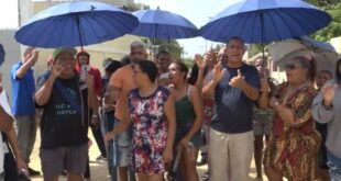 Entre hoyo, lodo y basura residentes del sector La Ureña, SDE, protestan y exigen construcción de sus calles