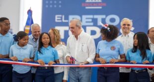 Presidente Abinader inaugura techado de centro educativo en Cambita en beneficio de 700 estudiantes y toda la municipalidad