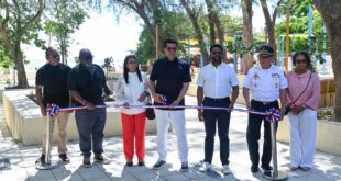 Ministro de Turismo entrega 3 parques y una iglesia remozada en Boca Chica